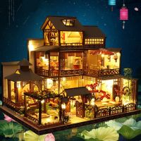 [พร้อมส่ง] Ya Quans House (P006) บ้านโบราณ 3 ชั้น บ้านตุ๊กตา DIY ประกอบเอง เปิดไฟได้ มีกล่องดนตรีไขลาน มีฝาครอบกันฝุ่น