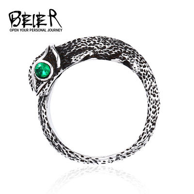 Beier แหวนปรับขนาดได้กิ้งก่าสแตนเลสโบราณบุคลิกที่เรียบง่ายมีดวงตาสีเขียวไทเทเนียมปรับแหวนเหล็กได้
