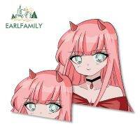 EARLFAMILY 13ซม. สำหรับ DARLING In The FRANXX ศูนย์ภาพการ์ตูนสองภาพกราฟฟิตีสติกเกอร์รถลายกราฟฟิตีของกล้องแต่งรถสติ๊กเกอร์ตกแต่งแล็ปท็อปหน้าต่าง