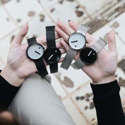 นาฬิกาข้อมือผู้หญิง - ผู้ชายใส่ได้ รุ่น DOT หน้าปัดมีแค่ 1 เข็ม แทนเข็มยาวบอกนาที กับอีก 1 จุด แทนเข็มสั้น บอกชั่วโมง จุดจะเลื่อนไปแต่ล