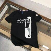 Moncleกระบองเสื้อยืดแขนสั้นสำหรับทั้งหญิงและชายใหม่สำหรับฤดูร้อนเสื้อยืดแฟชั่นแบรนด์แฟชั่นพิมพ์ลายคอกลมแฟชั่นแขนสามส่วนเข้ารูปพอดีแฟชั่น