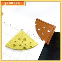 GOTORADE 2Pcs หนังพียู บุ๊คมาร์ค สีเหลืองและสีน้ำตาล ทรงชีส ฝาครอบป้องกันมุมหนังสือ น่ารักน่ารักๆ แบบพกพาได้ พับหนังสือ หนังสือเล่มเล็ก