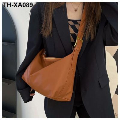 กระเป๋าสะพายไหล่ความจุขนาดใหญ่หญิง 2023 กระเป๋าทรงเกี๊ยว All-Match Armpit Bag American Messenger Bag Tote Bag Leather