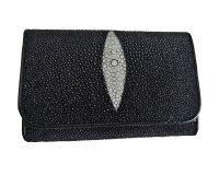 กระเป๋าถือสตรี Stingray Mini Clutch ขนาดกลาง ทำจากหนังปลากระเบนแท้ สีดำ