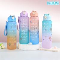 IKUNM ขวดขวดพร้อมหลอดน้ำแบบพกพาสำหรับเด็กและผู้ใหญ่,900มล. ขวดน้ำสำหรับฤดูร้อนขวดน้ำดื่มกีฬาขวดน้ำพร้อมเครื่องหมายเวลา