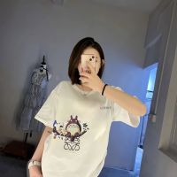 ♠เสื้อยืดแขนแขนสั้นคอกลมพิมพ์ลาย Totoro สำหรับผู้ชายและผู้หญิงชุดพิมพ์ลายดิจิทัลแบบจำกัด