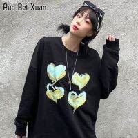 RUO BEI XUAN เสื้อกันหนาวผู้หญิง Love Graffiti เสื้อสเวตเตอร์บางผู้หญิง OVERSIZE Niche Design Sense เทรนด์แฟชั่นเกาหลีหลวม TOP เสื้อกันหนาวผู้หญิง