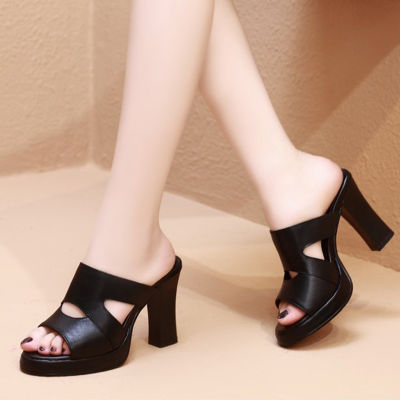 Onesunnys รองเท้าส้นสูงแฟชั่นสตรี ส้นหนาสีดำ ส้นสูงพียู รองเท้าแตะส้นสูงสตรีฤดูร้อน (สูง 7.5 ซม.)