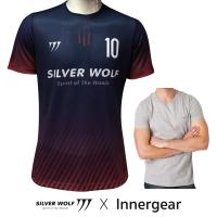 SILVER WOLF SPORT เสื้อกีฬา ใส่เตะบอล ใส่วิ่ง ออกกำลังกาย รุ่น Classic Player Collection สีแดงม่วง (หน้าอกสีขาว) คู่ INNERGEAR เสื้อยืดคอกลม 100% Combed Cotton นำเข้าจากอเมริกา เนื้อผ้านุ่ม ใส่สบาย ไม่ร้อน ไม่เป็นขุย (สีเทาอ่อน / Grey)