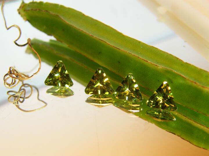 เพชร-cz-คิวบิกเซอร์โคเนีย-เพชรรัสเซีย-cubic-zirconia-รูปสามเหลี่ยม-สีเปริดอท-peridot-american-diamond-stone-triangle-shape-7x7-mm-2-pcs-เม็ด