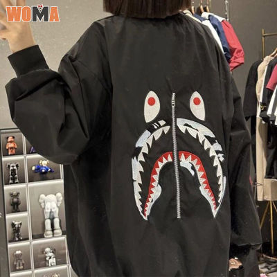 WOMA  เสื้อปักลายปลาฉลามคู่ชุดยูนิฟอร์มเบสบอลสำหรับทั้งหญิงและชายเสื้อแจ็คเก็ตบอมเบอร์ใหม่ฤดูใบไม้ผลิและฤดูใบไม้ร่วง