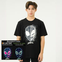 Marvel Men Spider-Man double technique UV &amp; Glow In The Dark T-Shirt RELAX FIT - เสื้อยืดผู้ชายลายสไปเดอร์แมน 2 เทคนิคในตัวเดียว เทคนิคยูวี เปลี่ยนสีเมื่อโดนแดดและเทคนิคเรืองแสงในที่มืด สินค้าลิขสิทธ์แท้100% characters studio