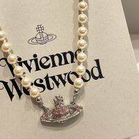 Vivienne Westwood 2023แท้สไตล์ตะวันตกหลังจาก Vivian หวานลมเย็นสีชมพูชุดเครื่องเจาะสเตอริโอดาวเสาร์สร้อยคอไข่มุกสร้อยคอโซ่ของผู้หญิงไหปลาร้า