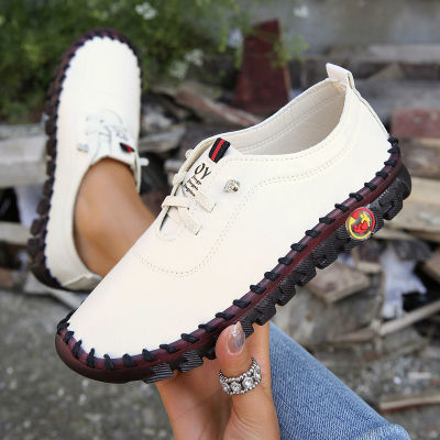 Large size hand sewn cow tendon soft soled mothers shoes for womens Spring and Autumn 2023 new flat bottomed middle-aged and elderly casual shoes