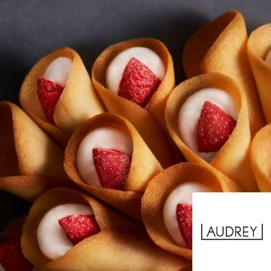 Audrey strawberry cream cone คุ้กกี้รูปโคนสอดไส้ครีมและสตอเบอรี่ รสชาติหวาม หอม มีความเปรี้ยวเล็กน้อยจากสตอเบอรี่ 1 กล่อง มี 8 ชิ้น