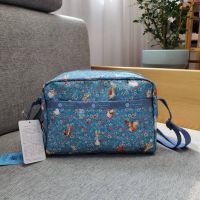 Lesportsac 2023 ใหม่ญี่ปุ่นจำกัดการ์ตูนmessengerกระเป๋าไหล่ลำลองกระเป๋าสุภาพสตรีกระเป๋าสี่เหลี่ยมเล็กน้ำหนักเบาดอกไม้ผ้ากระเป๋า 2434