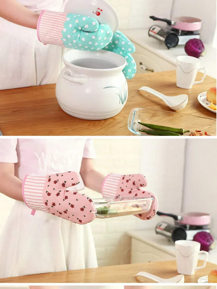 A Set Of Pastoral Style Thickened Insulation Gloves For Oven