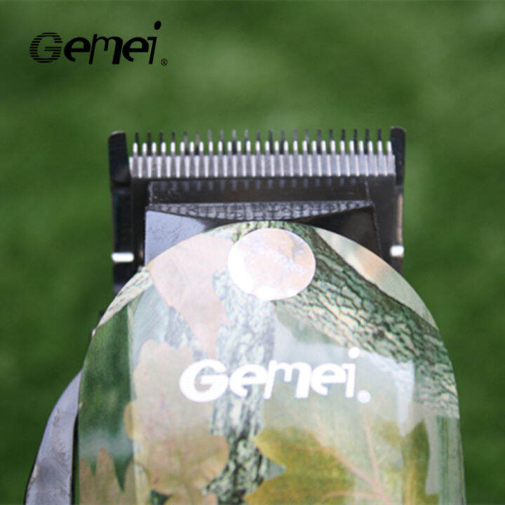 gemei-ปัตตาเลี่ยนแบบมีสาย-gm-1018-ครีบปรับใบมีดเซาะร่อง-กว้าง-4-5-ซม-สำหรับช่างตัดผมมืออาชีพ-หัวตัดใหญ่เหล็กทองเหลืองกันสนิม-มาพร้อมหวีรอง-4-ขนาด-3-6-9-12-mm-ตัวเครื่องลายพราง-สีเขียว