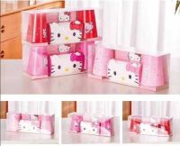 ที่ใส่แปรงสีฟ้น ชุดวางแปรงสีฟัน เซต Hello Kitty มีทั้งหมด 3 สี มีช่องใส่แปรง 3 อัน พร้อมแก้วน้ำ 2 ใบ ด้านหลังเป็นแผ่นกาวติดผนัง สำหรับแขวนแปรงสีฟัน ยาสีฟัน หรือสิ่งของจัดเก็บอื่นๆ