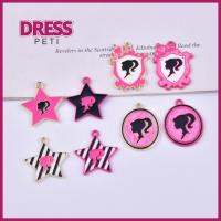 PETI DRESS เครื่องรางเคลือบอีนาเมล จี้ตุ๊กตาบาร์บี้สาว สาวสีชมพู ตัวการ์ตูน เครื่องประดับจี้อัญมณี จี้น่ารักๆ โลหะสำหรับตกแต่ง อุปกรณ์เสริม DIY งานฝีมือดีไอวาย