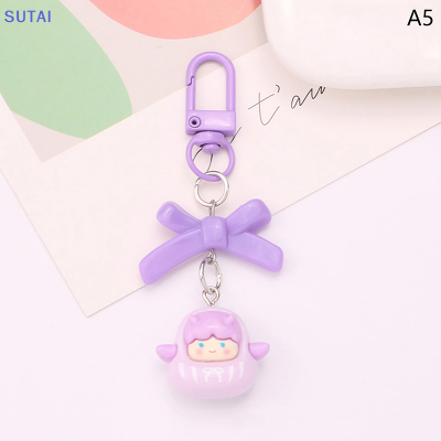 💖【Lowest price】SUTAI 3D ตุ๊กตาเรซินการ์ตูนน่ารักพวงกุญแจรถกระเป๋าเป้สะพายหลังจี้ห้อยกระเป๋าถือเครื่องประดับโบว์เสน่ห์สำหรับผู้หญิงของขวัญเด็กผู้หญิง