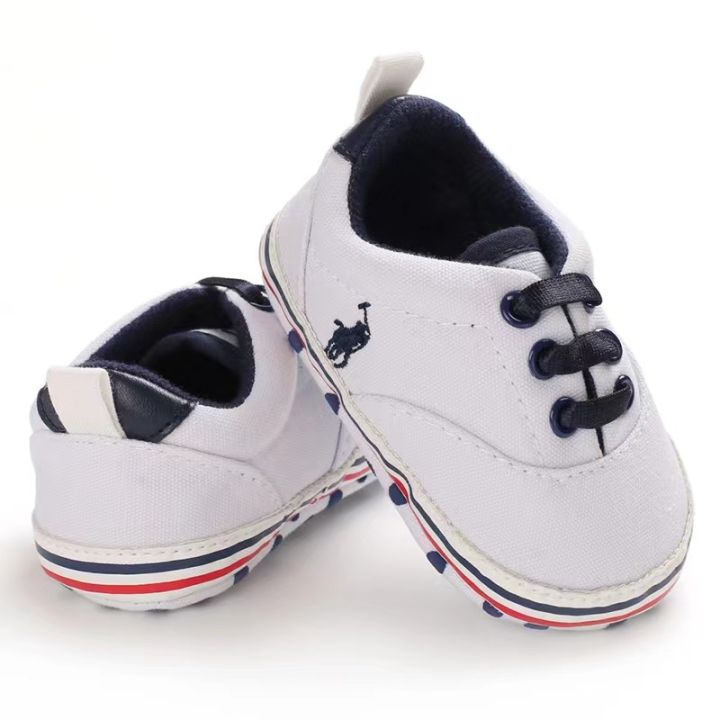 รองเท้าผ้าใบสีขาวนุ่มสำหรับรองเท้าทารกเพศชายเด็กผู้หญิงร้องเท้าสนีกเกอร์พิธีรับเข้าคริสต์เด็กแรกเกิด