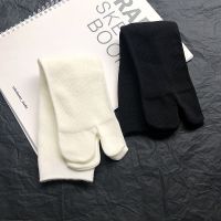 【LZ】❇✐  Branco leitoso penteado meias de algodão para mulheres Split Toe Sock monocromático curto preto Two Toe fêmea coreano japonês Harajuku