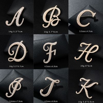 Fashion Simulated Pearl Brooch English Letters Initial Pins Gold Color Plated Cardigan Collar Lapel Brooches Badge Pin Wholesale