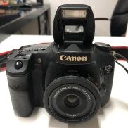 Thân máy ảnh Canon EOS 7D màu đen thích hợp cho người mới tập chơi