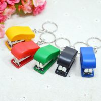 Cartoon Mini Stapler Key Chain Portable Key Ring Pendant School Office Supplies Student Stationery Gift Random Color Keychain Staplers Punches