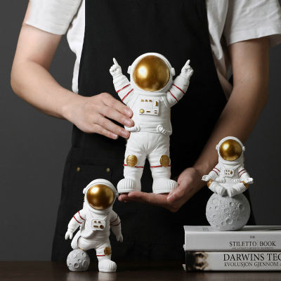 Livingmall รูปปั้นนักบินอวกาศแฟชั่นนักบินอวกาศและ Moon ประติมากรรมตกแต่งบ้าน Miniature นักบินอวกาศรูปปั้นของขวัญสำหรับ Man ตกแต่ง