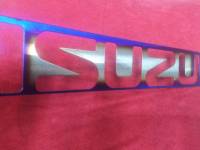 เพลชครอปโลโก้+โลโก้แดง โลโก้ กระจังหน้า isuzu ออนิวดีแม็ก 1.9 สีไทเทเนี่ยม ครอบยึดกับโลไก้เดิมได้หรือเปลี่ยนโลโก้ ราคาชุด