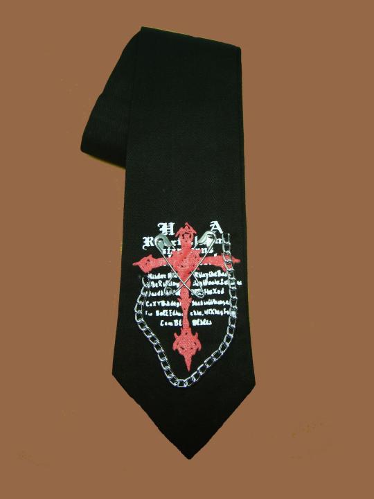เนคไทลายไม้กางเขนแดง-ประดับด้วยเข็มกลัด-สายโซ่-necktie