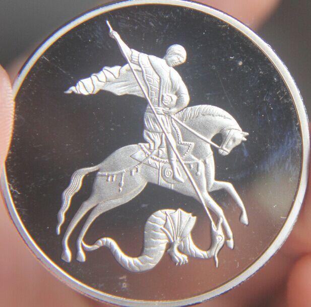 เหรียญที่ระลึกชุบเงินลายจอร์จนักบุญรัสเซียขนาด40มม. สนทนากับมังกร
