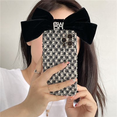 ins กลิ่นหอมเล็ก ๆ น้อย ๆ เคสโทรศัพท์ Qianbird สำหรับ iPhone13 เคส Bowknot สีดำสำหรับ iPhone12 กระเป๋าผ้าสำหรับ iPhone X แฟชั่นสีดำและสีขาวสำหรับ iPhone 7 / 8plus Black Velvet Bowknot Case สำหรับ iPhone11