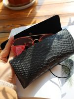 [Fast delivery] MUJI Crocodile Pattern Handmade Leather Sunglasses Case Mens Sunglasses Case Ladies Portable Glasses Bag Glasses Bag Anti-Cress