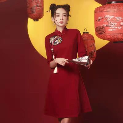เจ้าสาวสีแดงมินิ Qipao เซ็กซี่ปักเสื้อคลุมชุดจีนแบบดั้งเดิมชุดราตรีงานปาร์ตี้ Cheongsam Vestidos ฤดูใบไม้ผลิชุดเต้นรำ