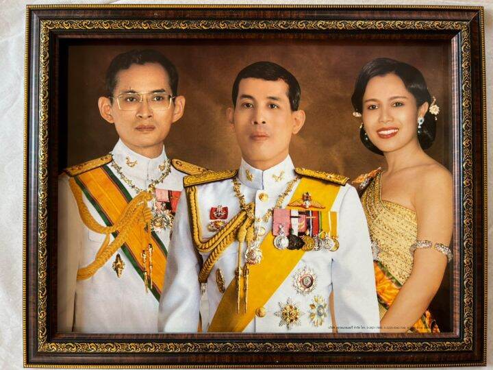 กรอบรูปมงคล-3-พระองค์-กรอบรูปขนาด-18x23-นิ้ว-ใส่ภาพขนาด-15x20-นิ้ว-ภาพมงคล-เสริมฮวงจุ้ย-ตกแต่งบ้าน-ของขวัญ-ของที่ระลึก