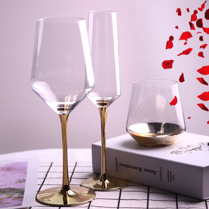 แก้วแชมเปญแก้วไวน์คริสตัลสีแดงแท่งทองที่เคลือบด้วยไฟฟ้าเก๋ไก๋แก้ววิสกี้แก้วน้ำไม้ฐานทองที่สวยงาม
