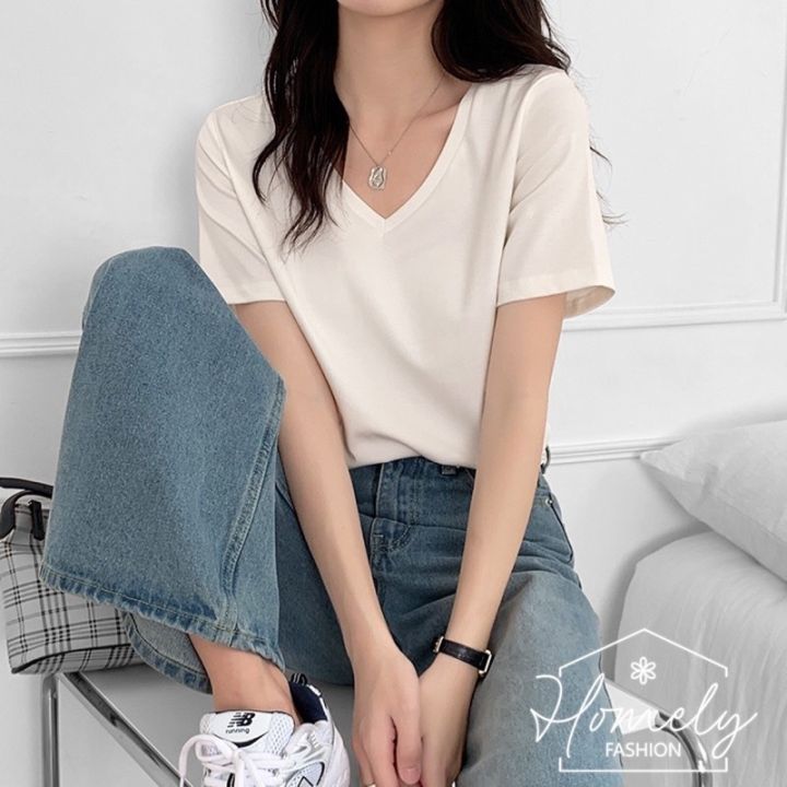 Cách phối áo thun cổ tim trơn cho nữ đẹp nhất đơn giản