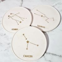 [ใหม่2023] 12Pcs Zodiac Coaster แม่พิมพ์ซิลิโคน DIY Constellation แผ่นรองโต๊ะเรซินอีพ็อกซี่แม่พิมพ์หล่อแก้วมักทำด้วยมือแผ่นคอนกรีต Craft