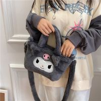 HYE กระเป๋านักเรียนมือถือทั่วไป Kuromi ของขวัญของเล่นผ้ากำมะหยี่ Crossbody กระเป๋าการ์ตูนสตรอเบอร์รี่หมีสุนัข KT กระเป๋าสะพายข้างแมวกระเป๋าสุภาพสตรีกระเป๋าถือของเด็กผู้หญิง