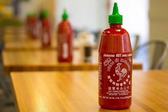 ซอสศรีราชาตราไก่-ขนาด-740-ml-keto-friendly-huy-fong-sriracha-hot-chili-sauce