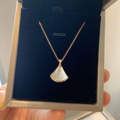 [Bathing without picking] Colorless high-end simple luxury titanium steel white fritillaria fan shaped gingko leaf pendant necklace J8NL