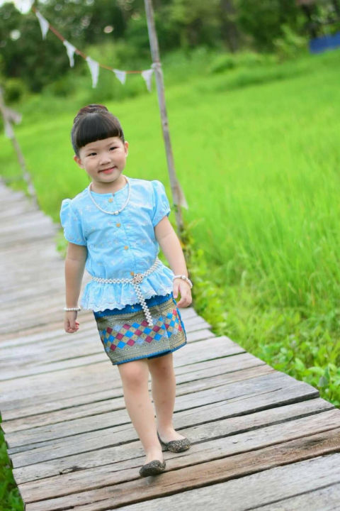 ชุดไทยเด็ก-เสื้อเป็นผ้าฉลุลูกไม้ทั้งตัว-สีหวานๆ-ลายสวยๆไม่คัน-กระดุมไม้-กระโปรงผ้าไทย