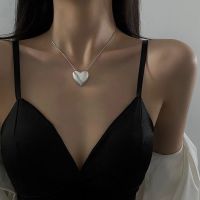 [Free ship] and street personality super large three-dimensional love pendant necklace female fashionable fine internet celebrity cool handsome collarbone chain tide