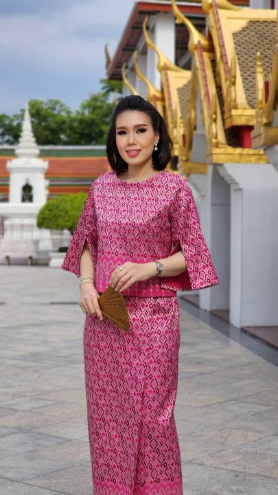 ชุดผ้าไทยไหมทอเครื่อง-สีสันและลวดลายสวยงาม-เสื้อดีไซน์แขนผ่าดูเก๋ไก๋ดูดีมีเสน่ห์-ผ้านุ่งมีตะขอปรับเอวได้-ใส่สบาย-เดินนั่งง่ายสะดวก