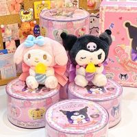 Orignal Sanrio ชุดสุขสันต์วันเกิดกล่องทึบของเล่น Plushie Hello Kitty Kuromi Cinnamoroll Pocho Figure จี้ตุ๊กตาน่ารัก