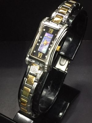 นาฬิกาผู้หญิง SANDOZ รุ่น SD99268AG03 ตัวเรือนสี่เหลี่ยมผืนผ้า หน้าปัดสีดำตรงกลางมุกไฟ สายสองกษัตรย์ รับประกันของแท้ 100 %