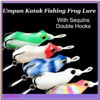 GOUPDO 2pcs 6.5ซม. 14.8กรัม เหยื่อตกปลา umpan katak FROG Lure กับเลื่อม พร้อมรางเลือด เหยื่อกบ topwater แฟชั่นสำหรับผู้หญิง ตะขอคู่ เหยื่อล่อแบบนิ่ม